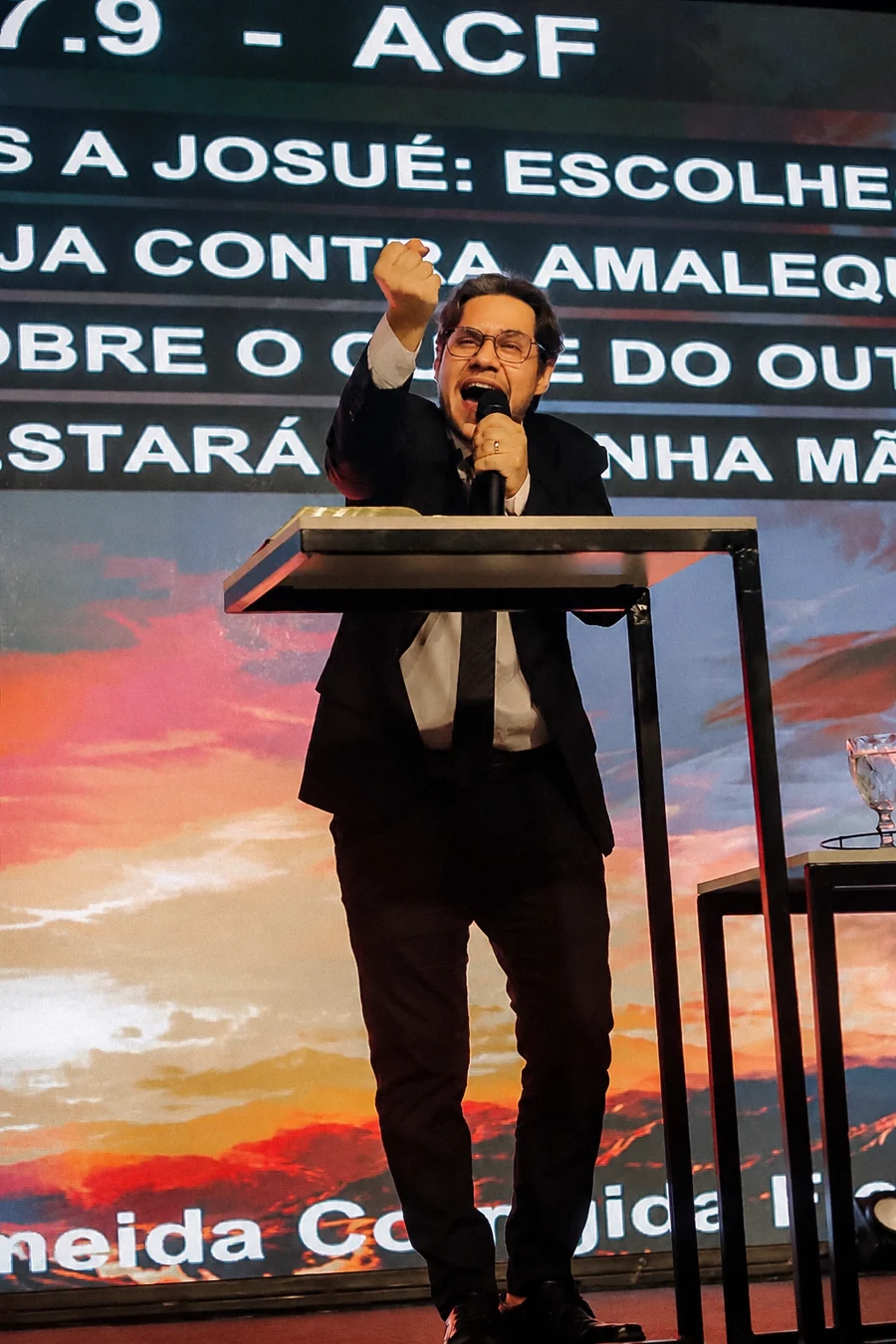Pr. Fernando Marques pregando em um púlpito